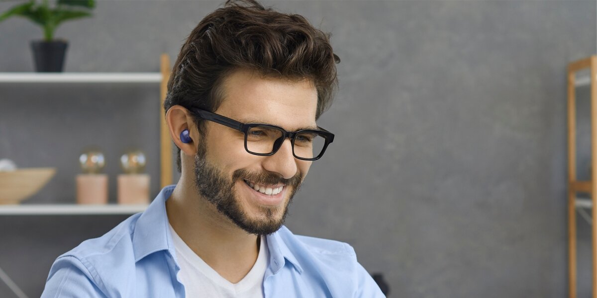 Słuchawki dokanałowe HAMA Freedom Buddy II - Bezprzewodowa swoboda, osoba z założonymi słuchawkami dokanałowymi