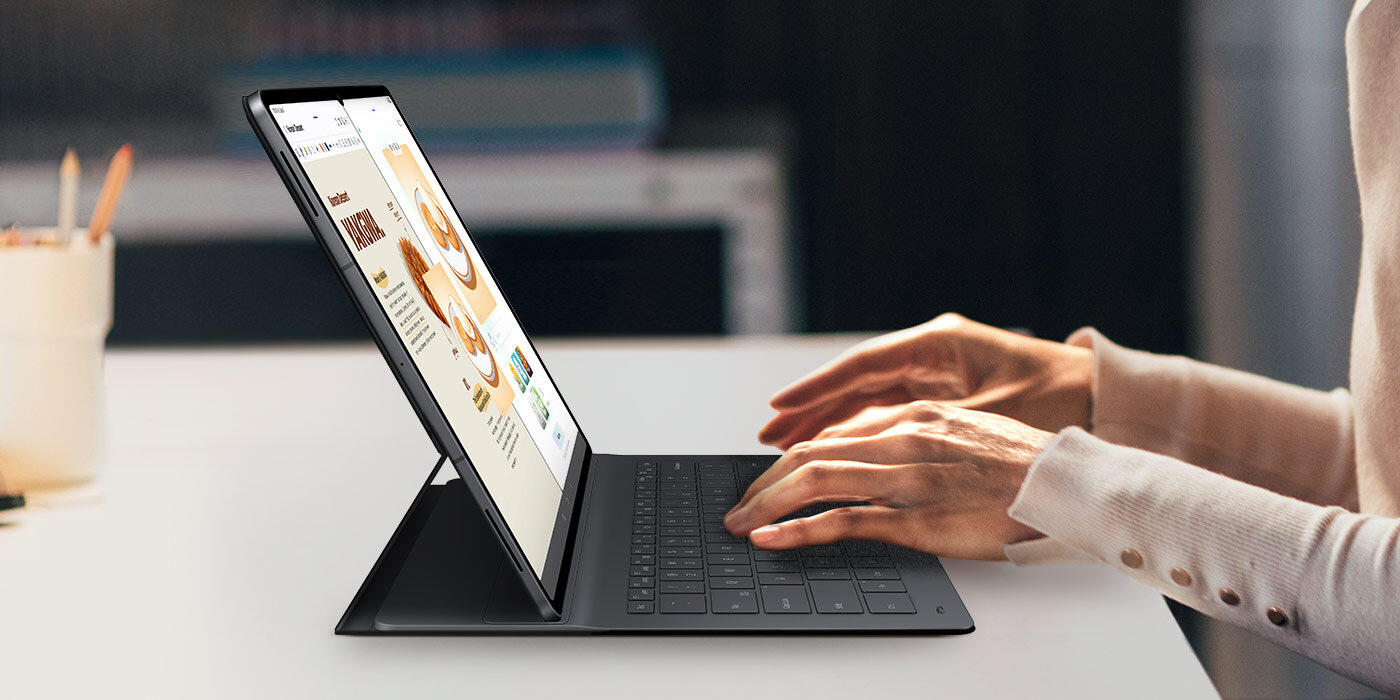 Użytkownik pisze na Galaxy Tab S11 Ultra za pomocą klawiatury Book Cover Keyboard Slim. Na ekranie wyświetlane są obok siebie aplikacje Drawing Assist i Samsung Notes. Smukła konstrukcja klawiatury idealnie dopełnia design tabletu, podkreślając jego elegancki, profesjonalny wygląd, idealny do kreatywnej pracy wielozadaniowej. Użytkownik pisze na Galaxy Tab S11 Ultra za pomocą klawiatury Book Cover Keyboard Slim. Na ekranie wyświetlane są obok siebie aplikacje Drawing Assist i Samsung Notes. Smukła konstrukcja klawiatury idealnie dopełnia design tabletu, podkreślając jego elegancki, profesjonalny wygląd, idealny do kreatywnej pracy wielozadaniowej.