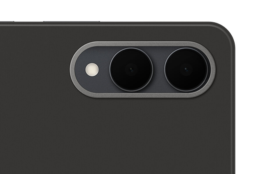 Zbliżenie na czarne etui Book Cover do Galaxy Tab S11 Ultra z eleganckim designem tylnej części i metalową ramką wokół dwóch tylnych aparatów. Zbliżenie na czarne etui Book Cover do Galaxy Tab S11 Ultra z eleganckim designem tylnej części i metalową ramką wokół dwóch tylnych aparatów.