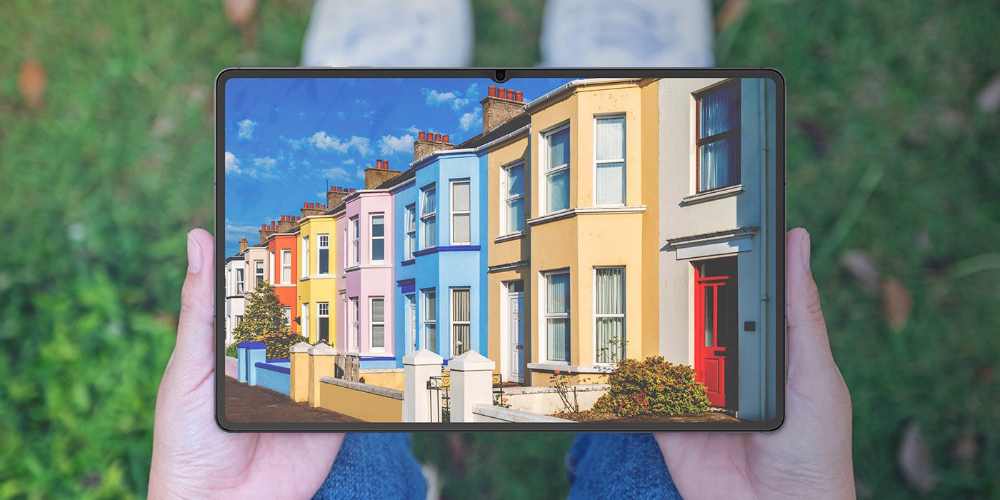 Osoba siedząca na trawie trzyma Galaxy Tab S11 Ultra na kolanach. Ekran jest wyraźny, a dzięki zastosowaniu powłoki antyrefleksyjnej na urządzeniu nie widać żadnych rozpraszających refleksów.