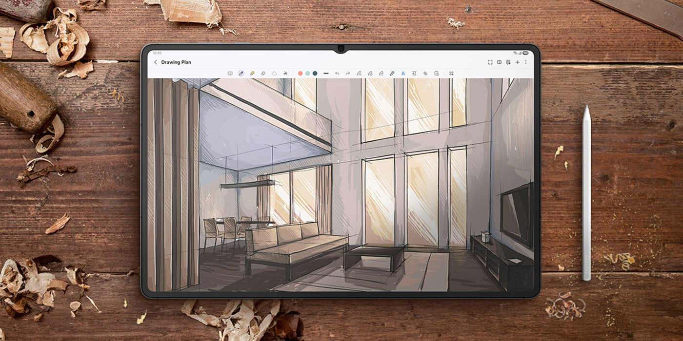 Galaxy Tab S11 Ultra leży na drewnianej powierzchni otoczonej wiórami drzewnymi, a obok niego znajduje się rysik S Pen. Na ekranie w aplikacji Galaxy Note widoczny jest szkic salonu.