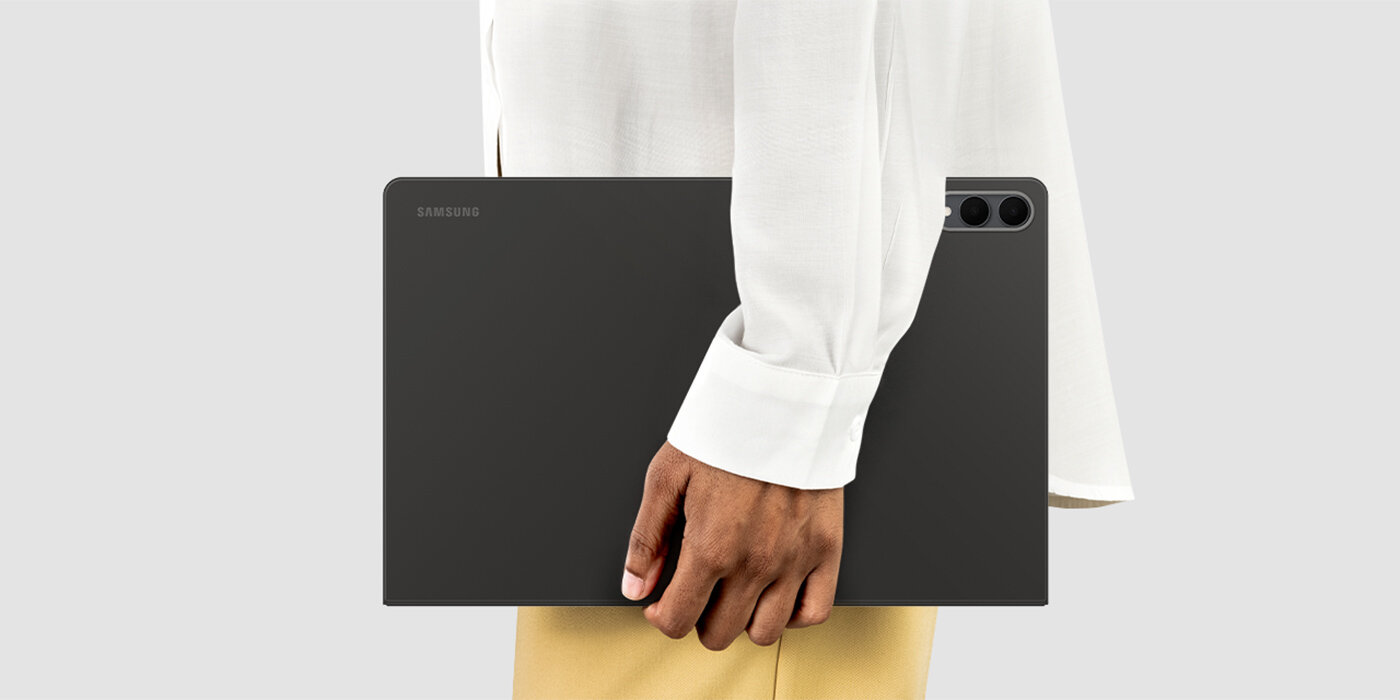 Widok z boku osoby trzymającej Galaxy Tab S11 Ultra z założoną obudową Book Cover, ukazujący jego smukły profil i lekką konstrukcję, dzięki czemu jest łatwy do noszenia i codziennego użytku w podróży. Widok z boku osoby trzymającej Galaxy Tab S11 Ultra z założoną obudową Book Cover, ukazujący jego smukły profil i lekką konstrukcję, dzięki czemu jest łatwy do noszenia i codziennego użytku w podróży.
