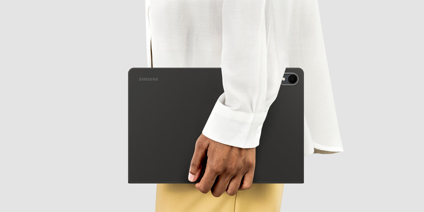 Widok z boku osoby trzymającej Galaxy Tab S11 z założonym etui Book Cover, ukazujący jego smukły profil i lekką formę, dzięki czemu jest łatwy do noszenia i codziennego użytku w podróży. Widok z boku osoby trzymającej Galaxy Tab S11 z założonym etui Book Cover, ukazujący jego smukły profil i lekką formę, dzięki czemu jest łatwy do noszenia i codziennego użytku w podróży.