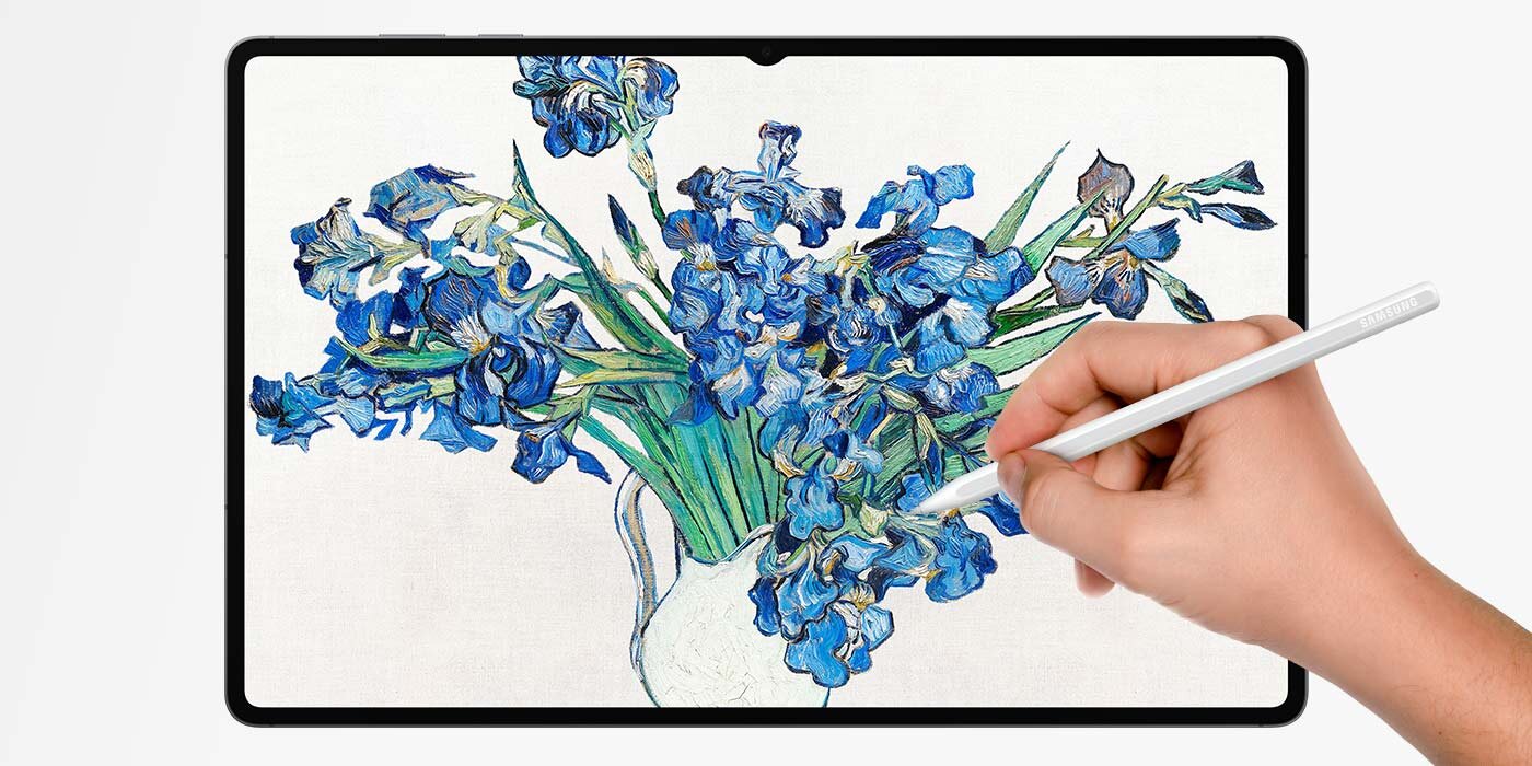 Osoba rysująca szczegółowe niebieskie kwiaty na Galaxy Tab S11 Ultra za pomocą rysika S Pen. Osoba rysująca szczegółowe niebieskie kwiaty na Galaxy Tab S11 Ultra za pomocą rysika S Pen.