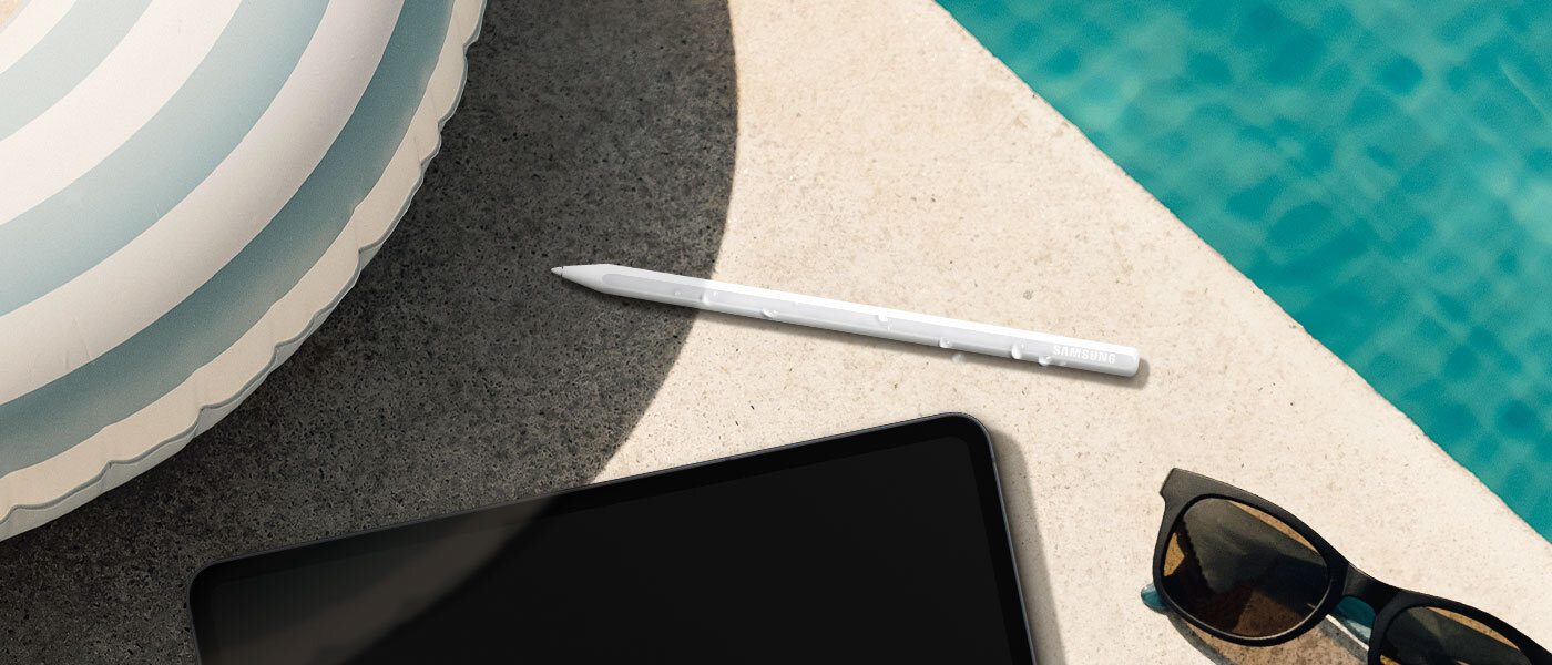 Przy basenie leży rysik S Pen z kroplami wody, którego sześciokątny kształt odbija światło, a logo Samsung jest widoczne z tyłu. Obok leżą Galaxy Tab S11 Ultra i okulary przeciwsłoneczne. Przy basenie leży rysik S Pen z kroplami wody, którego sześciokątny kształt odbija światło, a logo Samsung jest widoczne z tyłu. Obok leżą Galaxy Tab S11 Ultra i okulary przeciwsłoneczne.