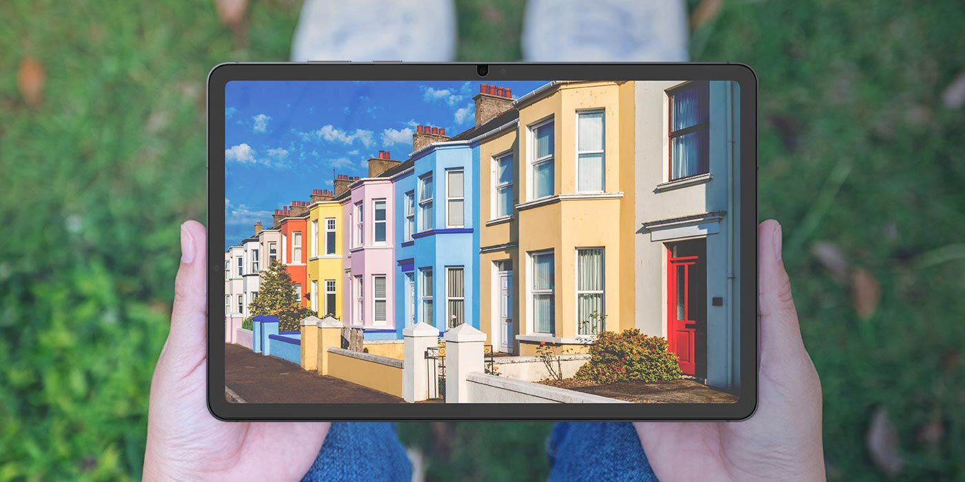 Osoba siedząca na trawie trzyma Galaxy Tab S11 na kolanach. Ekran jest wyraźny, a dzięki zastosowaniu powłoki antyrefleksyjnej na urządzeniu nie ma praktycznie żadnych rozpraszających refleksów. Osoba siedząca na trawie trzyma Galaxy Tab S11 na kolanach. Ekran jest wyraźny, a dzięki zastosowaniu powłoki antyrefleksyjnej na urządzeniu nie ma praktycznie żadnych rozpraszających refleksów.