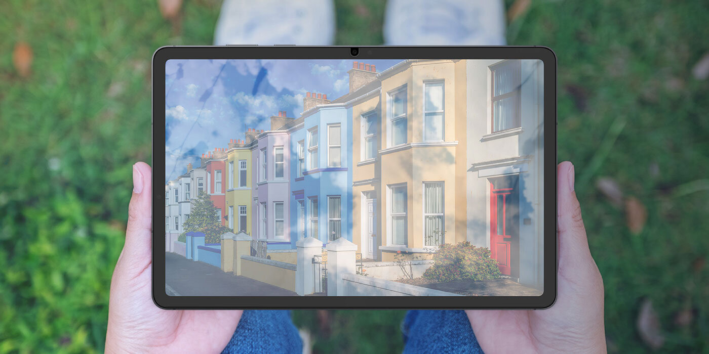 Osoba siedząca na trawie trzyma Galaxy Tab S11 na kolanach. Światło słoneczne odbija się od ekranu bez powłoki antyrefleksyjnej, przez co trudno dostrzec zawartość ekranu. Osoba siedząca na trawie trzyma Galaxy Tab S11 na kolanach. Światło słoneczne odbija się od ekranu bez powłoki antyrefleksyjnej, przez co trudno dostrzec zawartość ekranu.