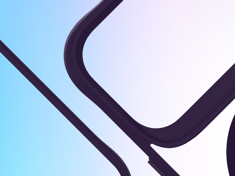 Etui 3MK Satin Guardx MagCase do Apple iPhone 17 Pro Fioletowy, unikatowe, ramka, satynowa, komfort, na niebieskim tle pod skosem kawałek etui górnej partii oraz tylna część