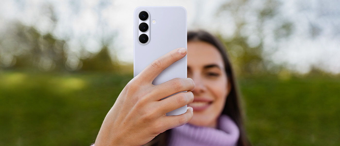 Kobieta ubrana w golf trzyma w ręku swój Galaxy S25 FE w silikonowym etui w kolorze jasnoniebieskim. Kobieta ubrana w golf trzyma w ręku swój Galaxy S25 FE w silikonowym etui w kolorze jasnoniebieskim.