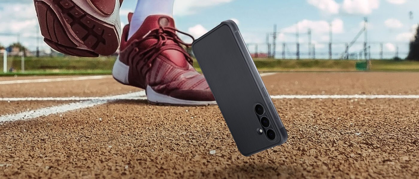 Galaxy S25 FE w obudowie Rugged Case spada, o cal od uderzenia o podłoże, co sugeruje upadek. Za spadającym telefonem widoczne są stopy osoby. Osoba ta ma na sobie buty do biegania. Na wyświetlaczu widoczny jest znak z napisem „Przetestowano zgodnie ze standardami MIL-STD-810H Transit Drop”. Galaxy S25 FE w obudowie Rugged Case spada, o cal od uderzenia o podłoże, co sugeruje upadek. Za spadającym telefonem widoczne są stopy osoby. Osoba ta ma na sobie buty do biegania. Na wyświetlaczu widoczny jest znak z napisem „Przetestowano zgodnie ze standardami MIL-STD-810H Transit Drop”.