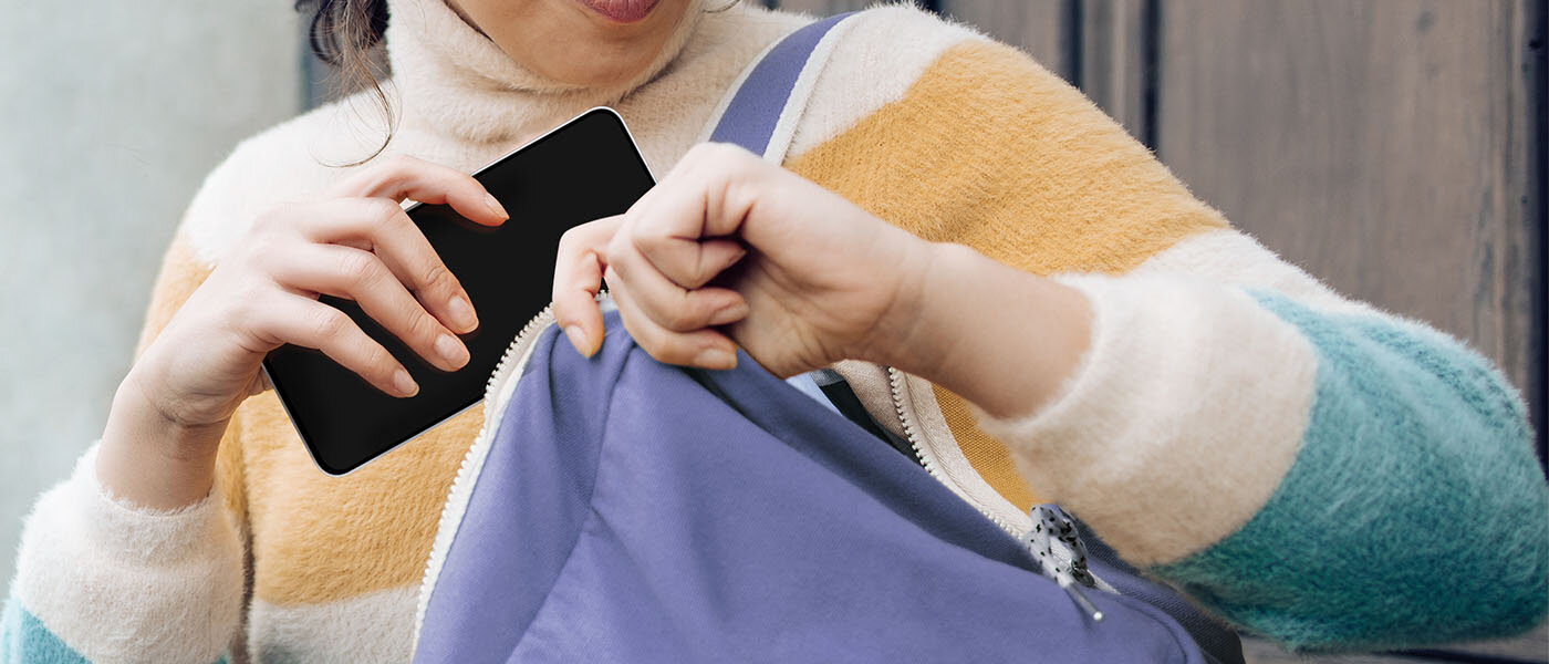 Kobieta ubrana w golf chowa do torebki swój smartfon Galaxy S25 FE z powłoką antyrefleksyjną. Kobieta ubrana w golf chowa do torebki swój smartfon Galaxy S25 FE z powłoką antyrefleksyjną.