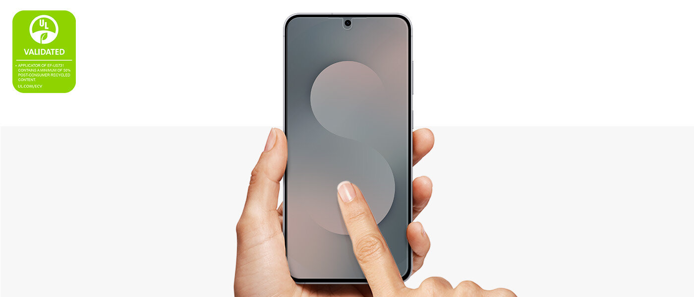 Lewa ręka trzyma Galaxy S25 FE z nałożoną powłoką antyrefleksyjną, podczas gdy prawy palec wskazujący dotyka ekranu. Na zdjęciu widoczny jest znak potwierdzający zgodność z normami środowiskowymi UL, który brzmi: APLIKATOR EF-US731 ZAWIERA MINIMUM 50% MATERIAŁÓW POCHODZĄCYCH Z RECYKLINGU. Lewa ręka trzyma Galaxy S25 FE z nałożoną powłoką antyrefleksyjną, podczas gdy prawy palec wskazujący dotyka ekranu. Na zdjęciu widoczny jest znak potwierdzający zgodność z normami środowiskowymi UL, który brzmi: APLIKATOR EF-US731 ZAWIERA MINIMUM 50% MATERIAŁÓW POCHODZĄCYCH Z RECYKLINGU.