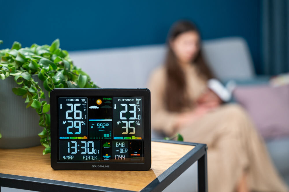 Stacja pogody GOLDENLINE GMS500 stojąca na blacie z aktywnym kolorowym wyświetlaczem czujnik światła temperatura wilgotność data godzina faza księżyca wschód i zachód słońca ciśnienie animacje