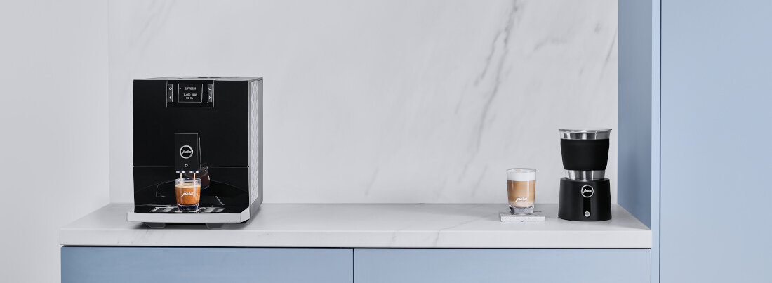 Ekspres JURA C3 Piano Czarny (EA) Gęsta crema z charakterem Technologia Procesu Ekstrakcji Pulsacyjnej P.E.P.® espresso nabiera głębi i elegancji intensywny aromat i głęboki smak młynek PAG pełnowymiarowa jednostka zaparzająca kawa jakość