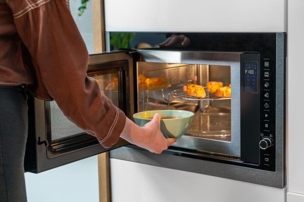 Kuchenka mikrofalowa GRUNDIG GMI11311DX funkcjonalna design wyglad prezentacj