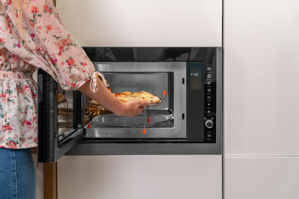 Kuchenka mikrofalowa GRUNDIG GMI11311DX moc wybor pojemnosc 25 l