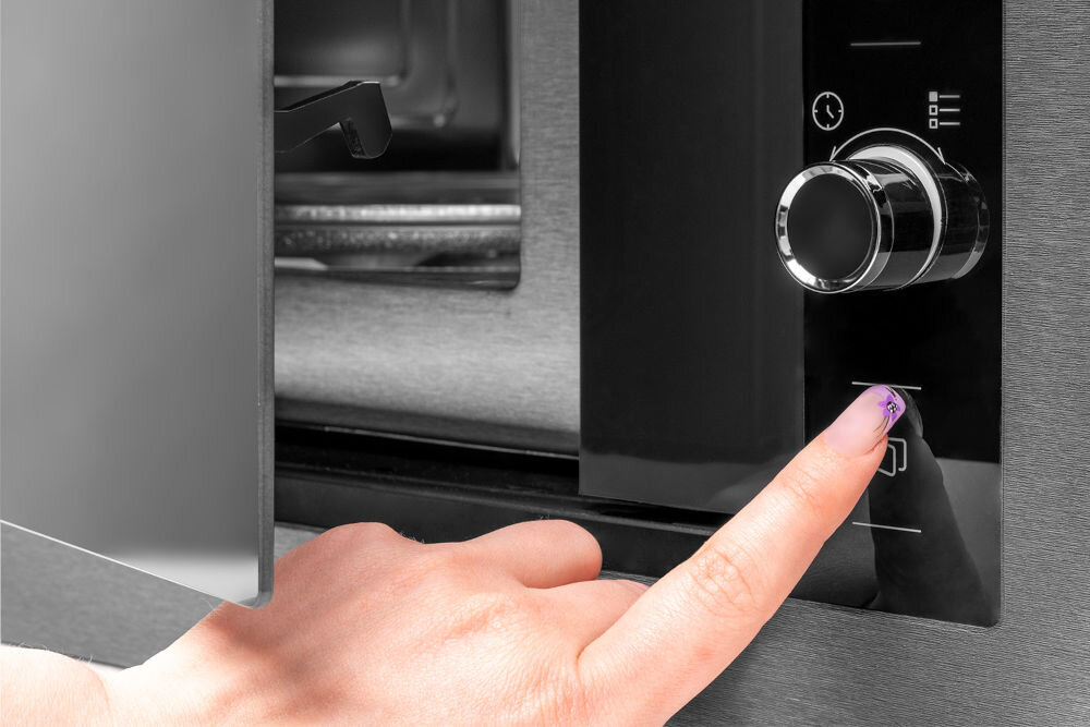 Kuchenka mikrofalowa GRUNDIG GMI11311DX bezpieczne uzytkowanie blokada wylaczania system automatycznego wylaczania