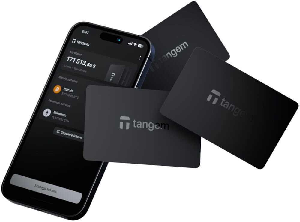 Portfel kryptowalut TANGEM 3 Card Set trzy czarne karty tangem leżące obok smartfona z aktywną aplikacją