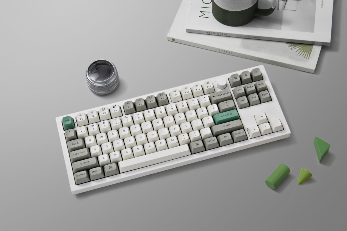 KEYCHRON Q3 Max Keychron Q3 Max programowalnemu pokrętłu, wielowarstwowej piance i systemowi gasket-mount Trzy opcje połączenia wsparcie QMK/VIA i funkcja hot-swap - klawiatura na biurku, obok ksiązki i obkietyw