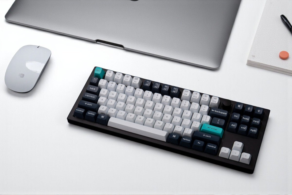 KEYCHRON Q3 Max Obudowa wytrzymałego stopu aluminium 6063, precyzyjnie frezowana metodą CNC wysoką odpornością na uszkodzenia Keycapy z trwałym nadrukiem - klawiatura obok myszki i laptopa