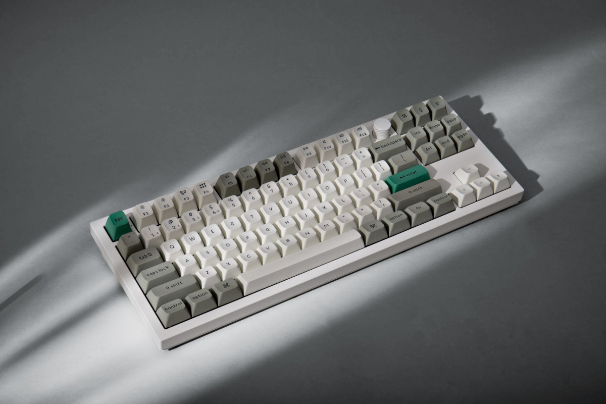 KEYCHRON Q3 Max System montażu gasket wielowarstwowe pianki (IXPE, PET, lateks) miękki, satysfakcjonujący „thock” - klawiatura od góry, na szarym tle