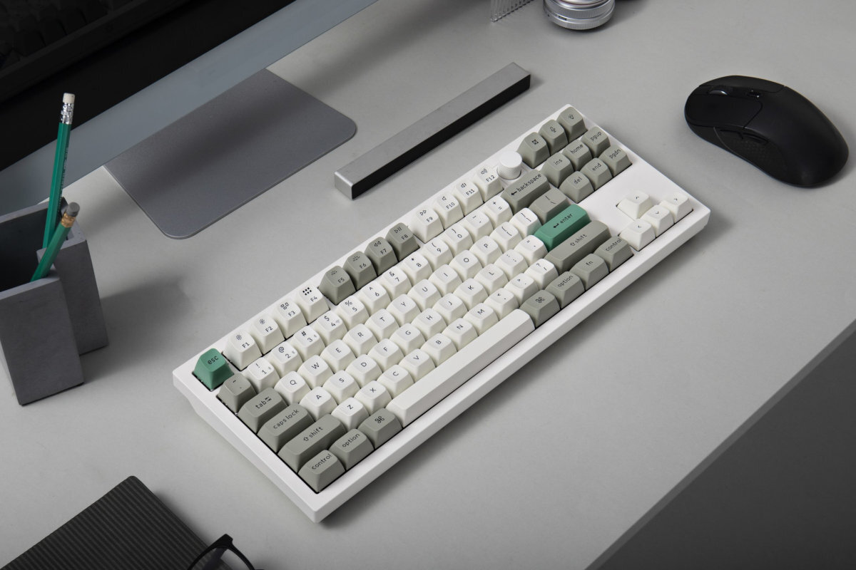 KEYCHRON Q3 Max Keychron Q3 Max pełny antighosting i n-key rollover niezależnie od tego, ile klawiszy wciśniesz jednocześnie - klawiatura na blacie obok myszka