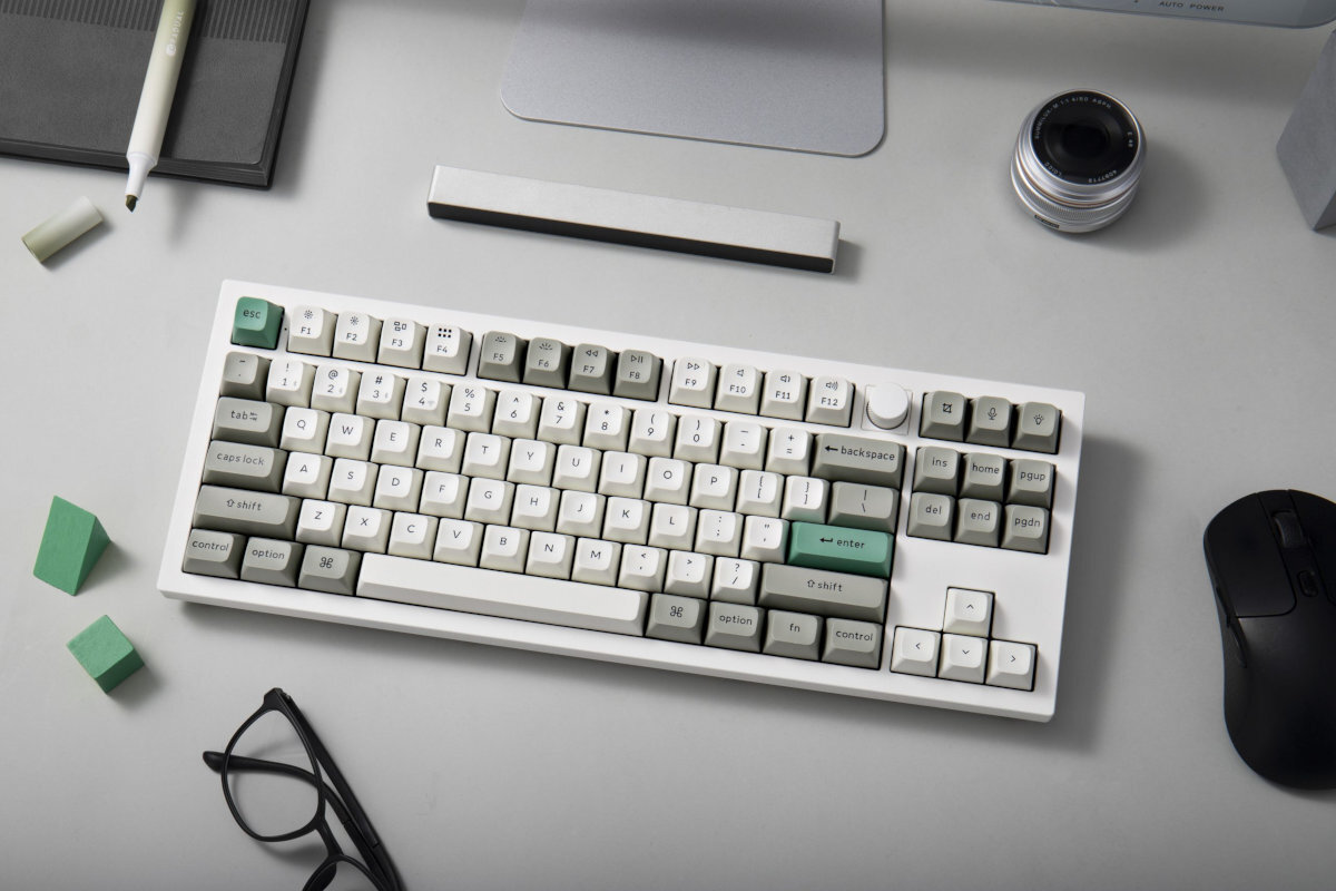 KEYCHRON Q3 Max Keychron Q3 Max baterię o pojemności 4000 mAh podświetleniem RGB do 100 godzin bez podświetlenia aż do 180 godzin - klawiatura obok myszki na biurku