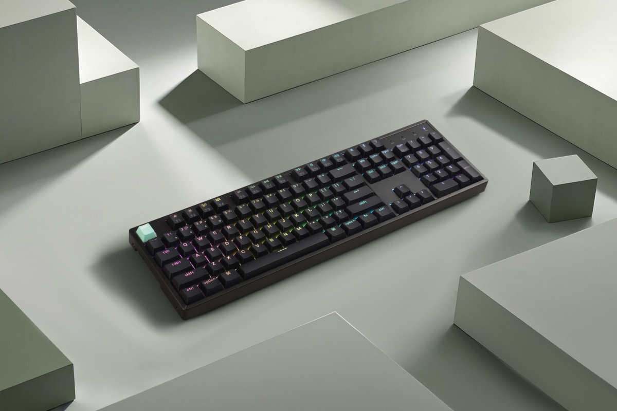 Keychron K10 HE Keychron K10 HE mechaniczno-magnetyczna regulowanym punktem aktywacji, funkcją Rapid Trigger Multi-Action Trzy warstwy wygłuszenia „thock” tłumią rezonanse trzem opcjom połączenia personalizacji przez QMK/VIA webowy konfigurator Launcher - czarna klawiatura na jasnym tle