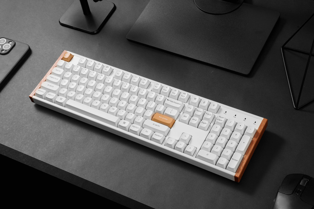 Keychron K10 HE Gateron Double-Rail Magnetic Nebula technologię Hall Effect regulację punktu aktywacji w zakresie 0,2–3,8 mm. Rapid Trigger i Multi-Action czterech różnych komend do pojedynczego klawisza Analogowe wciskanie - klawiatura na biurku
