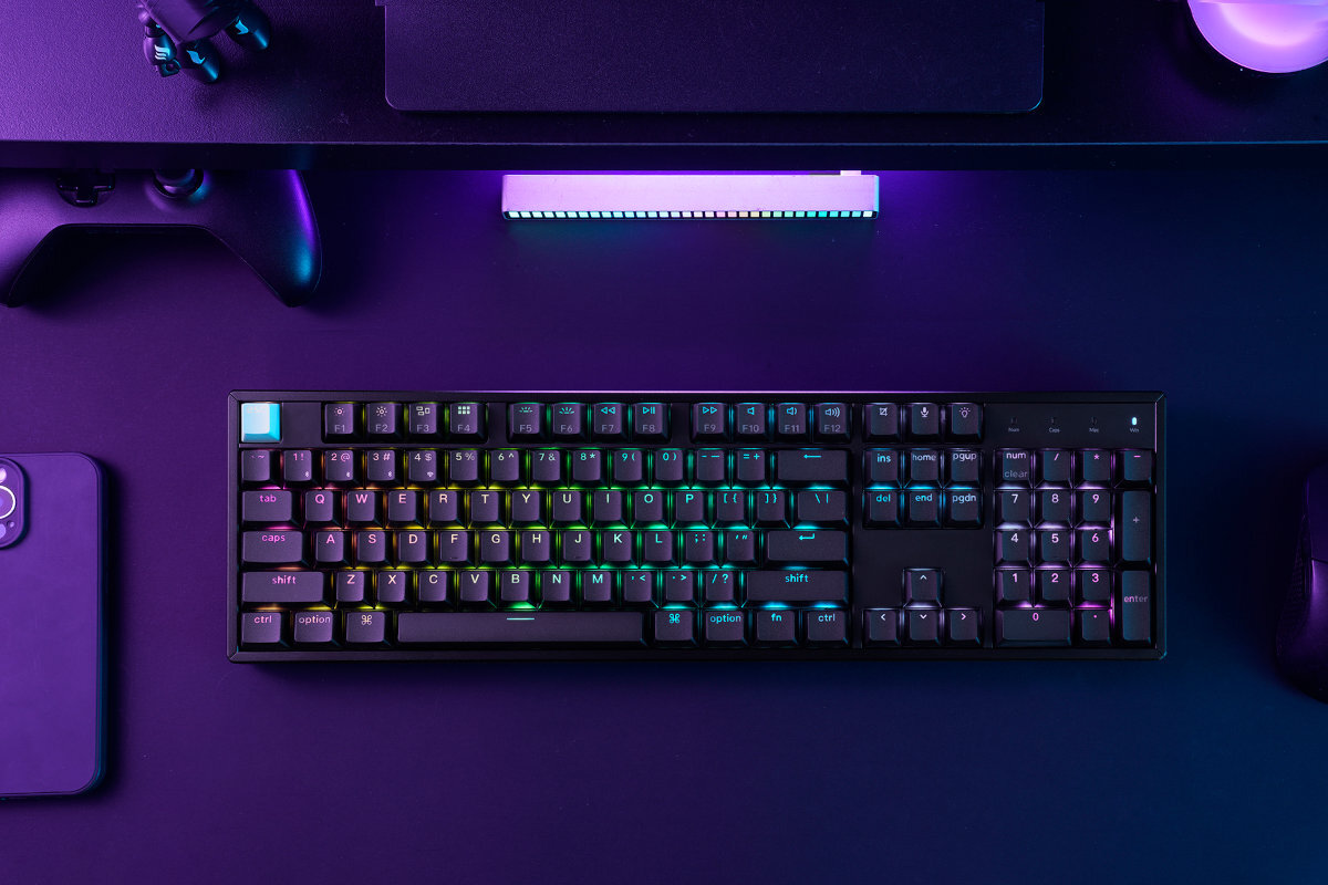 KEYCHRON K10 HE podświetlenie RGB subtelnych efektów dynamiczne animacje wsparciu QMK i VIA - klawiatura z podświetleniem na jasnym tle - klawiatura na ciemnym biurku z podświetleniem