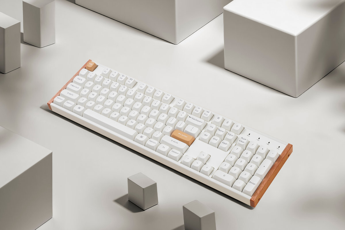 KEYCHRON K10 HE 444 × 129 × 33 mm 1,32 kg stabilna podczas pisania i grania - klawiatura w czarnym kolorze na jasnym podłożu