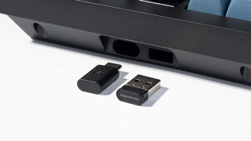 KEYCHRON V3 Max trzy tryby komunikacji przewodowy USB-C bezprzewodowy 2.4 GHz polling rate 1000 Hz Bluetooth 5.1 trzema urządzeniami dwa odbiorniki – USB-A i USB-C magnetycznym schowku - zbliżenie na odbiorniki