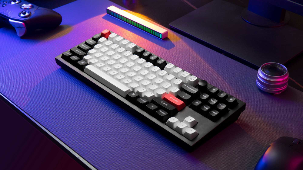 KEYCHRON Q6 HE wysokiej klasy aluminium 6063 wytrzymałość, stabilność i eleganckie wykończenie odporny na uszkodzenia, zarysowania i codzienne zużycie. aluminium 6063 recyklingu - klawiatura na blacie, obok kontroler do gier i myszka