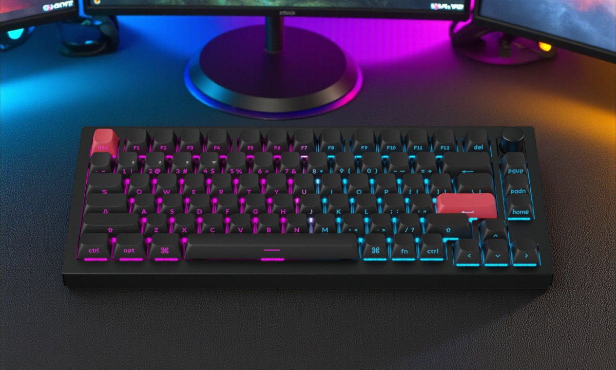 KEYCHRON Q1 Max - klawiatura na ciemnym tle, leżąca na boxach