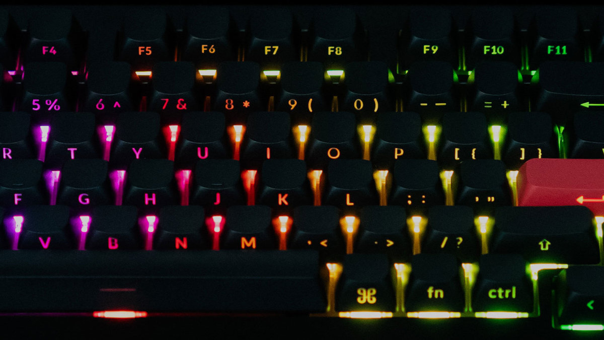 KEYCHRON Q1 Max side‑printed keycapy wyraźne i czytelne nawet przy wyłączonym podświetleniu - podświetlenie bocznych napisów