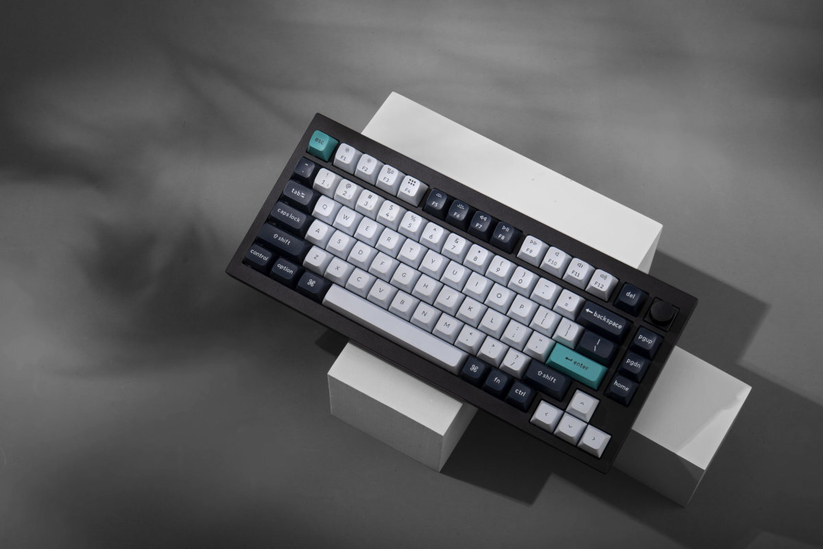 KEYCHRON Q1 Max - klawiatura na ciemnym tle, leżąca na boxach