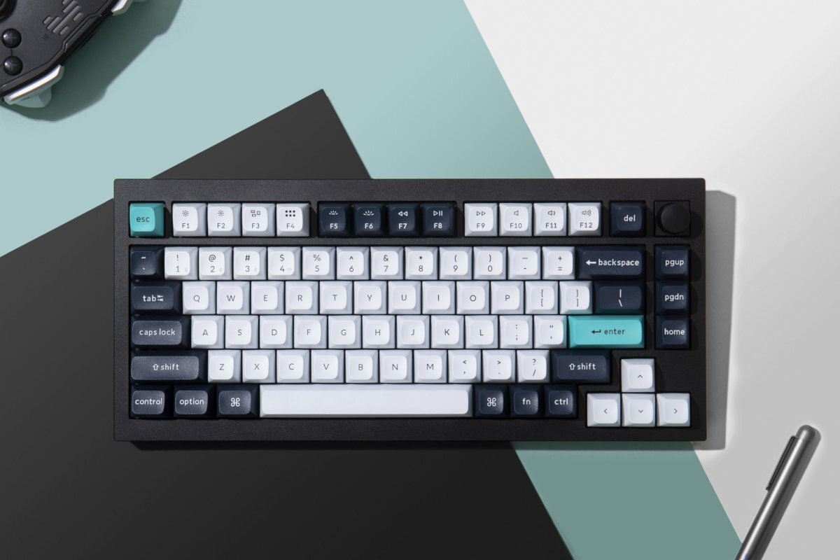 KEYCHRON Q1 Max Obudowa wytrzymałego stopu aluminium 6063, precyzyjnie frezowana metodą CNC wysoką odpornością na uszkodzenia Keycapy z trwałym nadrukiem - klawiatura obok kontrolera
