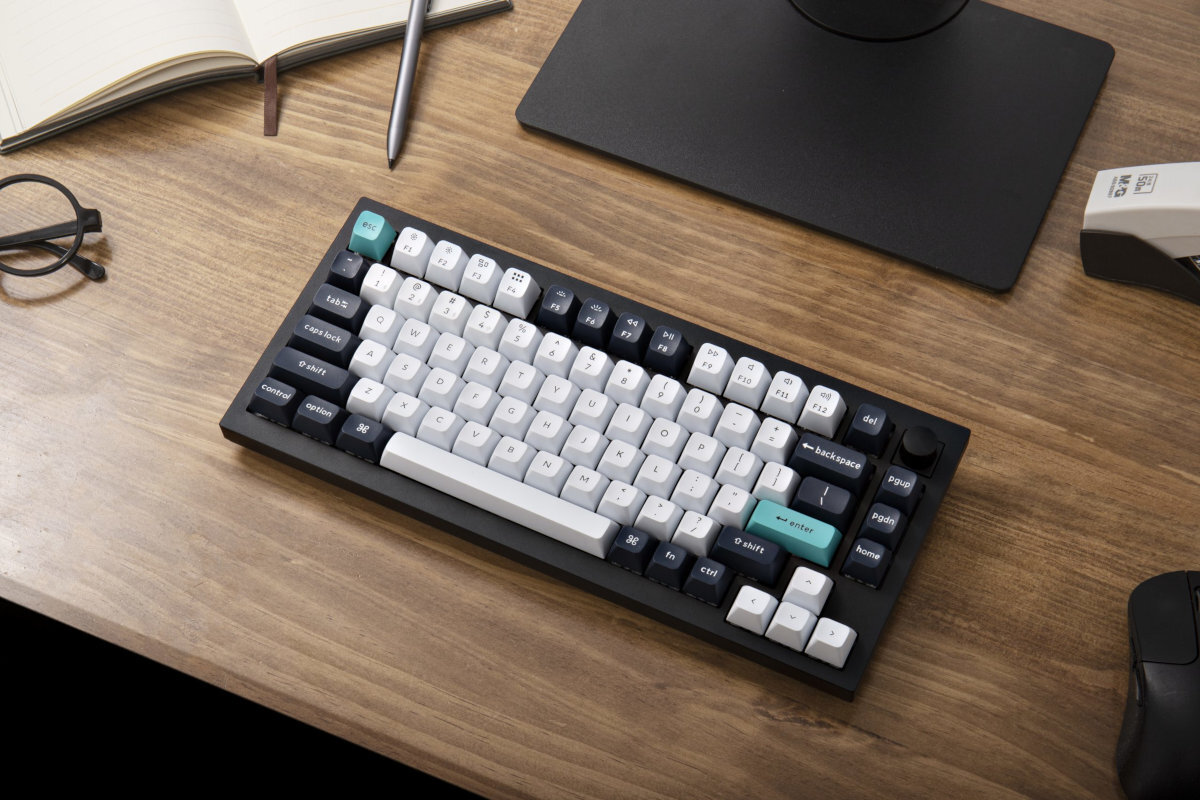 KEYCHRON Q1 Max Tryb 2,4 GHz z częstotliwością odświeżania 1000 Hz Bluetooth 5.1 do trzech urządzeń jednocześnie USB‑C stabilne połączenie i zasilanie - klawaitura na drewaninym blacie
