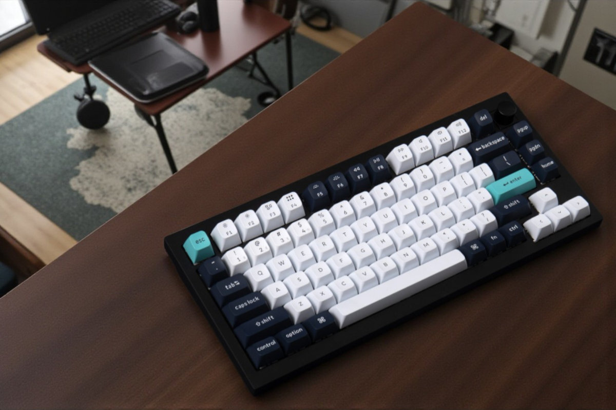 KEYCHRON Q1 Max KEYCHRON Q1 Max baterię o pojemności 4000 mAh podświetleniem RGB bez podświetlenia działa aż do 180 godzin - klawiatura przy krawędzi blatu