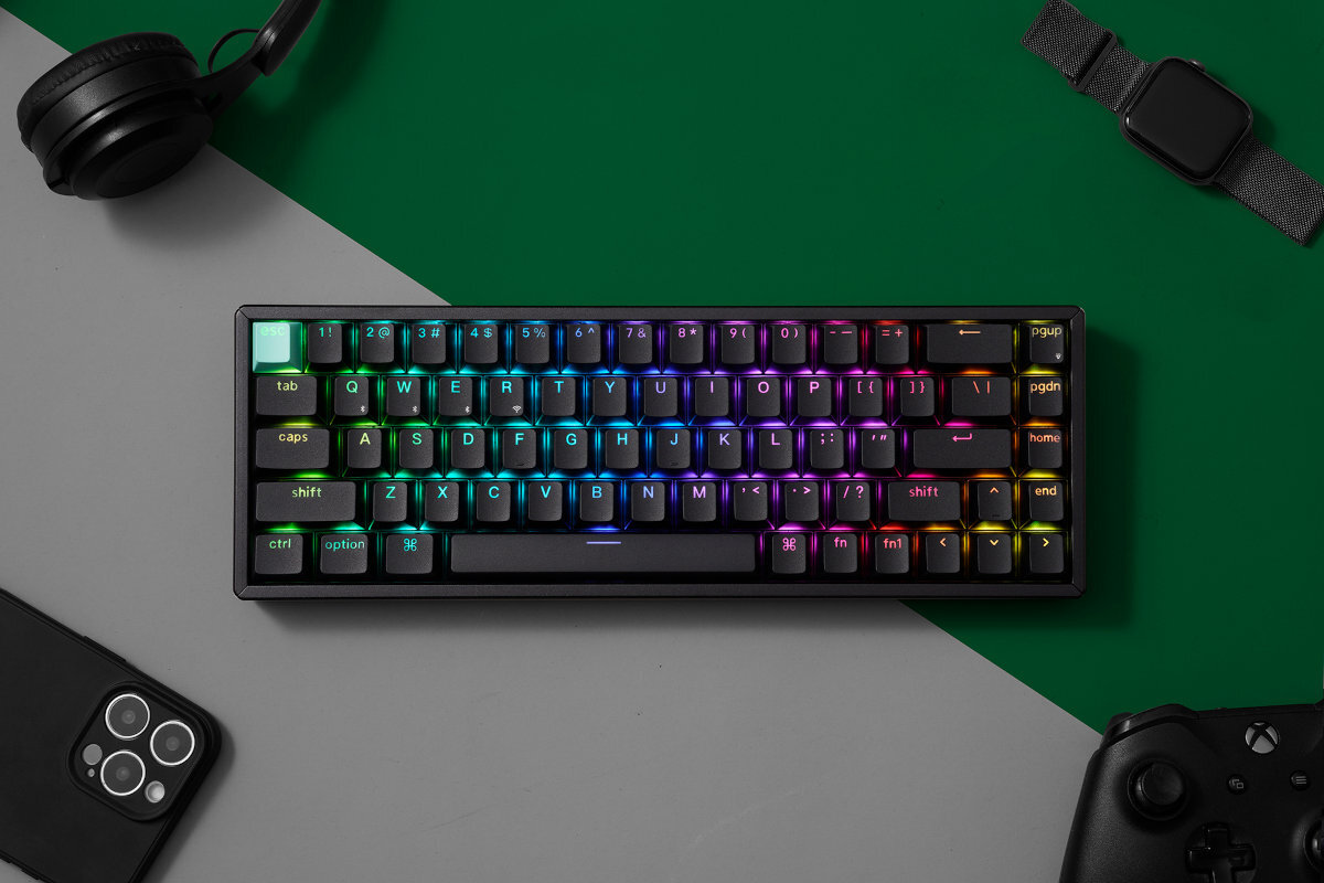 KEYCHRON K6 HE 65% z 68 klawiszami brak oddzielnego numpada kompaktowej konstrukcji - klawiatura na szaro zielonym blacie