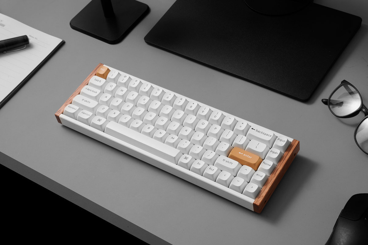 KEYCHRON K6 HE QMK/VIA oraz webowy Launcher od makr i czułości klawiszy, po efekty podświetlenia. bez potrzeby instalowania dodatkowego oprogramowania - klawiatura na biurku