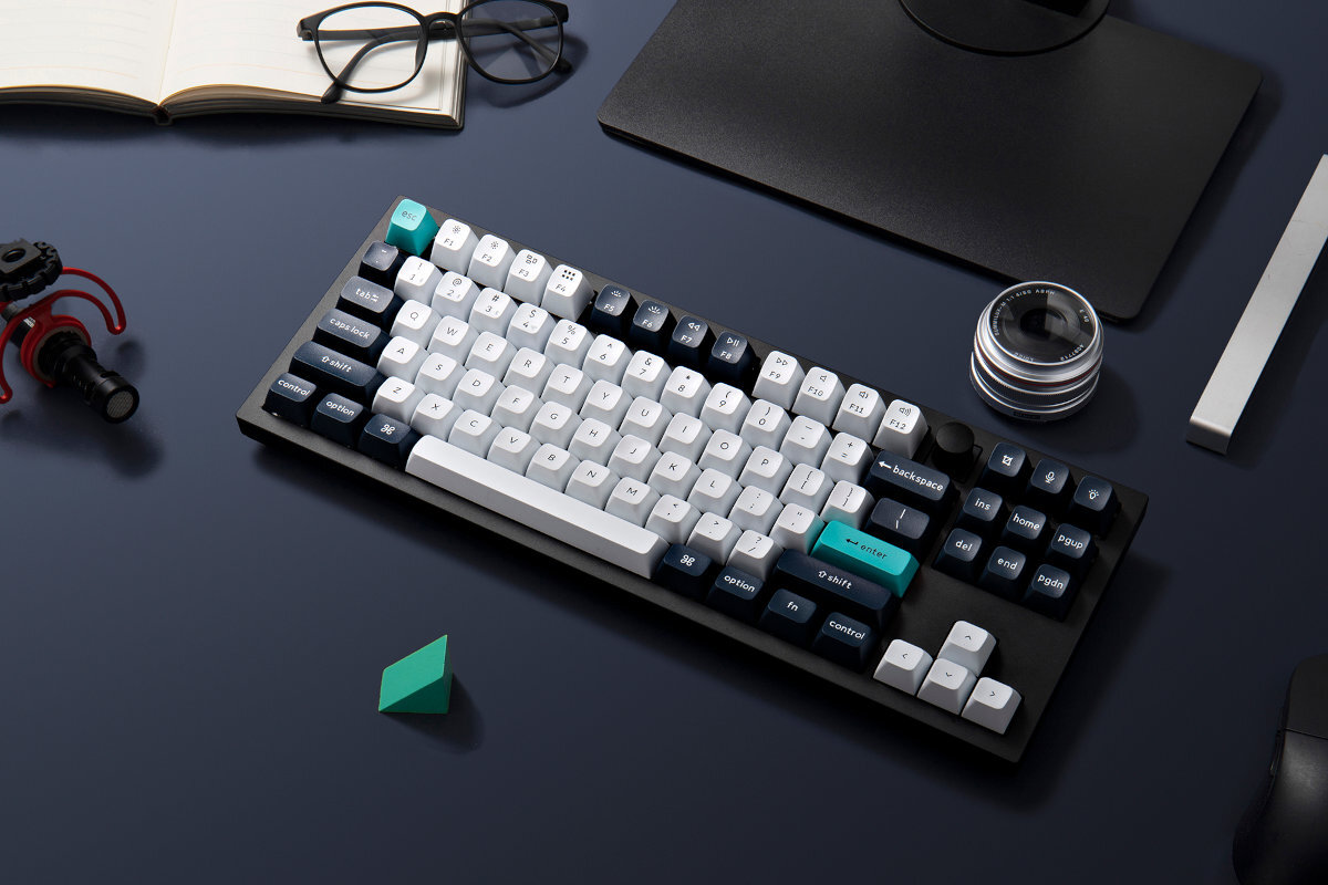 KEYCHRON Q3 Max - klawiatura na blacie obok laptop