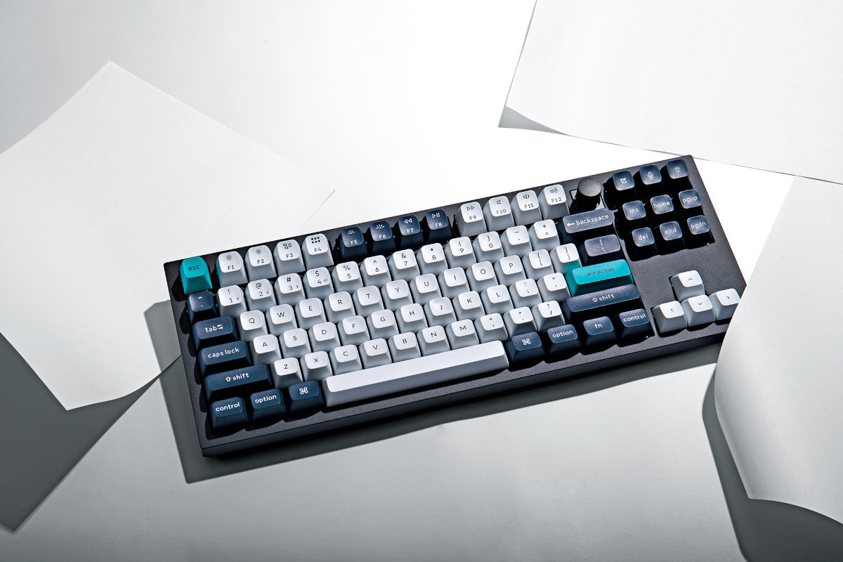 KEYCHRON Q3 Max Keychron Q3 Max programowalnemu pokrętłu, wielowarstwowej piance i systemowi gasket-mount Trzy opcje połączenia wsparcie QMK/VIA i funkcja hot-swap - klawiatura, w okół kartki papieru