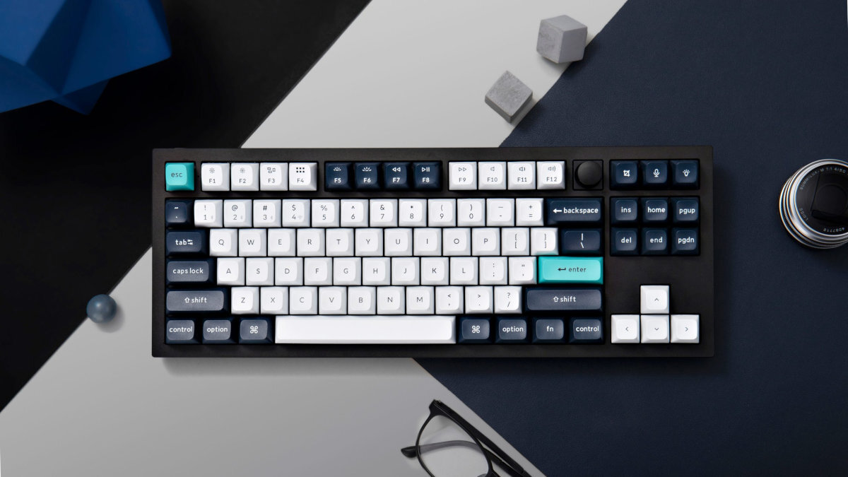 KEYCHRON Q3 Max System montażu gasket wielowarstwowe pianki (IXPE, PET, lateks) miękki, satysfakcjonujący „thock” - klawiatura od góry, obok okulary