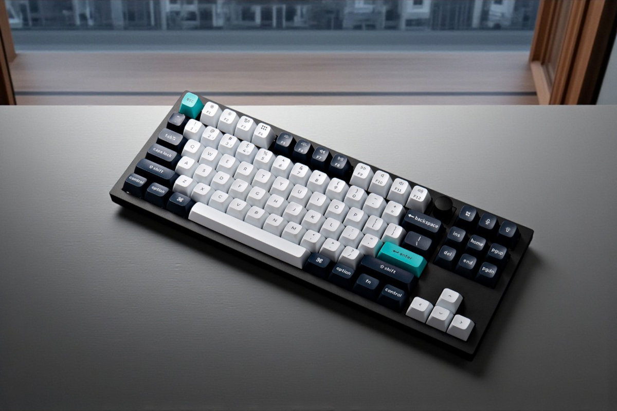 KEYCHRON Q3 Max Keychron Q3 Max pełny antighosting i n-key rollover niezależnie od tego, ile klawiszy wciśniesz jednocześnie - klawiatura na blacie obok okna
