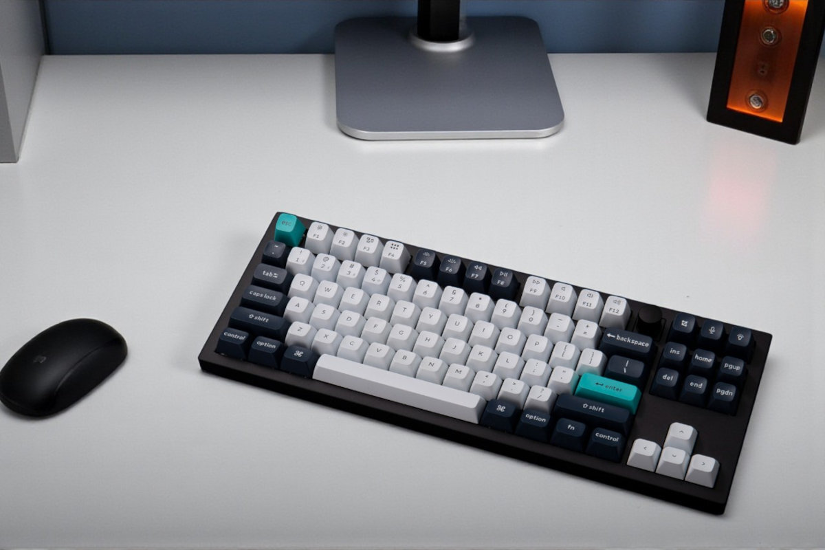 KEYCHRON Q3 Max Keychron Q3 Max baterię o pojemności 4000 mAh podświetleniem RGB do 100 godzin bez podświetlenia aż do 180 godzin - klawiatura obok myszki na biurku
