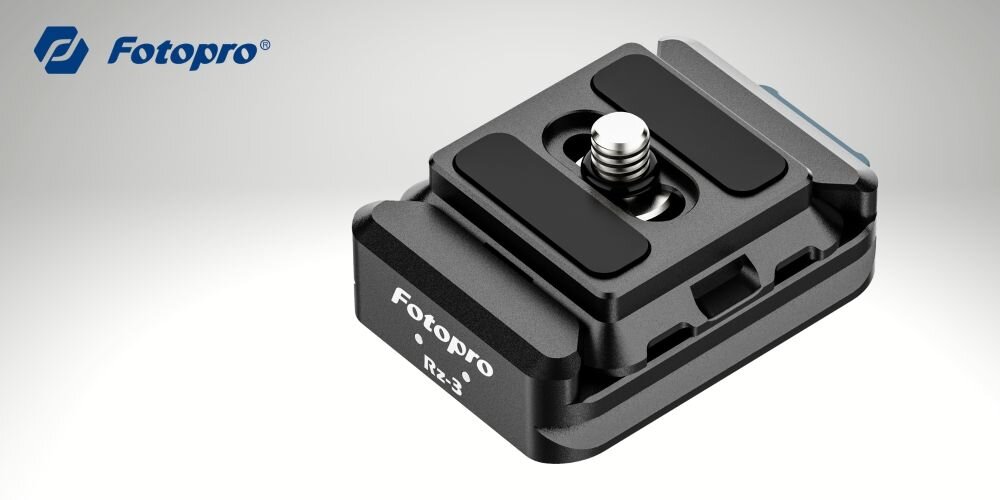 Na obrazie widoczny jest czarny adapter z napisem \'Fotopro RZ-3\'. W lewym górnym rogu znajduje się logo \'Fotopro\'.