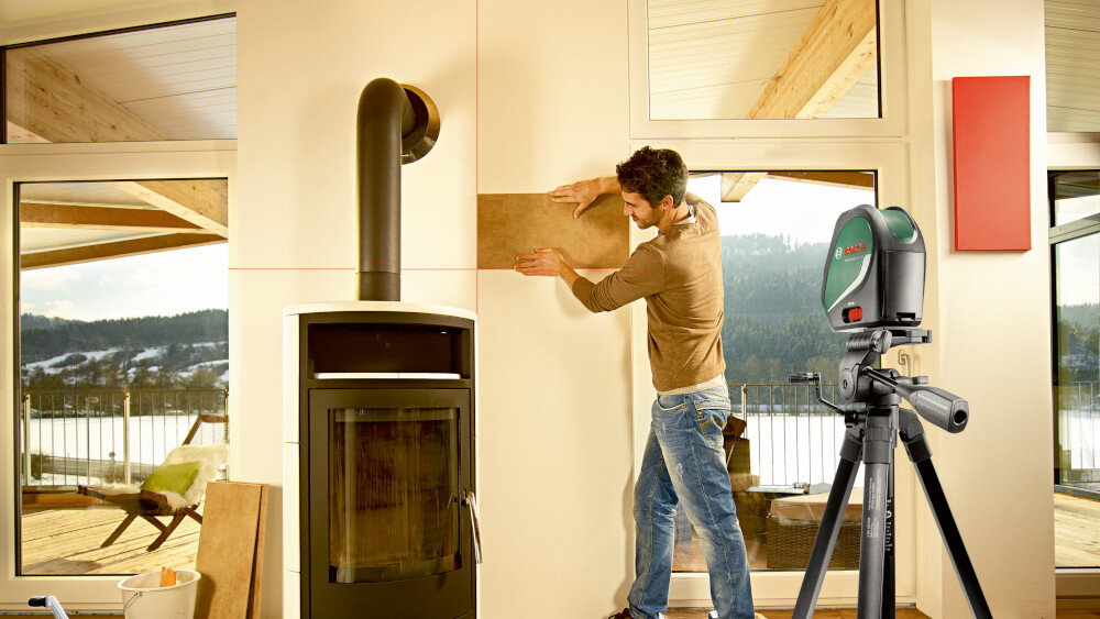 Laser krzyżowy BOSCH Universal Level 3 0603663903 zaawansowana technologia niwelacji automatycznej w czasie do 4 sekund wysoka dokladnosc ± 0,5 mm/m szeroki kat otwarcia 120° dodatkowa linia pionowa 90° punkt w pionie