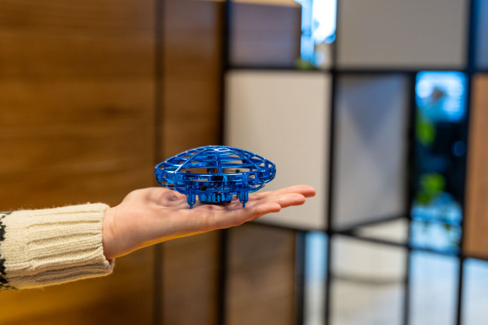 Mini dron zdalnie sterowany S-LINE Ufo RCC105 na ręce