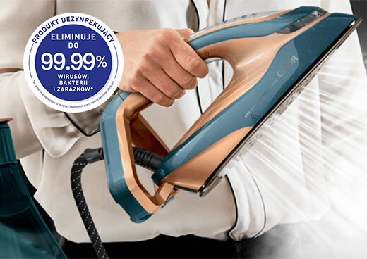 Trzymany w dłoni generator pary GV9920 wyrzucający parę. Ikona informuje o eliminowaniu 99.99% wirusów i bakterii.